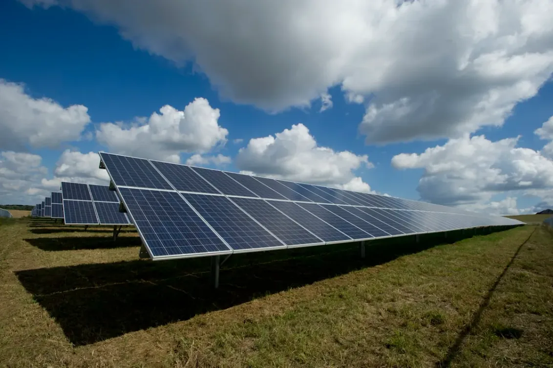 Audit énergétique : panneaux solaires sur une toiture